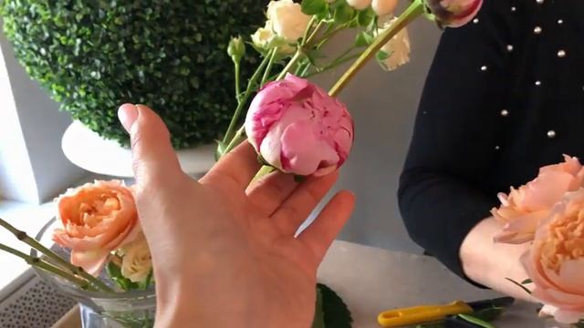 Работа с Оазисом на примере шляпной коробки. Work with an oasis. Flower arrangement смотреть онлайн