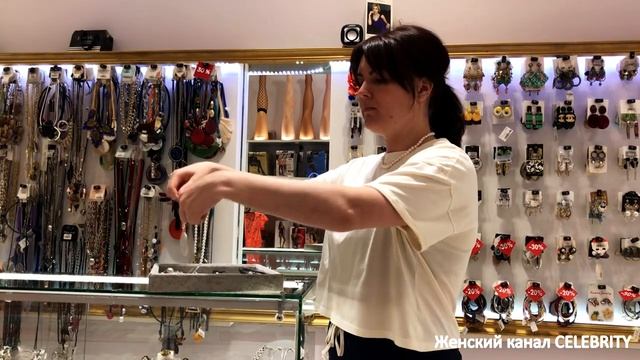 Как выглядеть стильно с простой ниткой жемчуга? смотреть онлайн