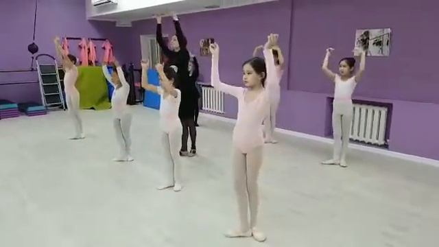 Движения рук в казахском танце. Рабочий момент, группа 17:00. "KamaliDanceStudio", весна, 2017 г. смотреть онлайн