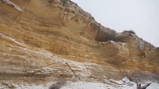 Ниша с лестницей на обрыве скальной тропы у Каспийского моря и снег на камнях смотреть онлайн