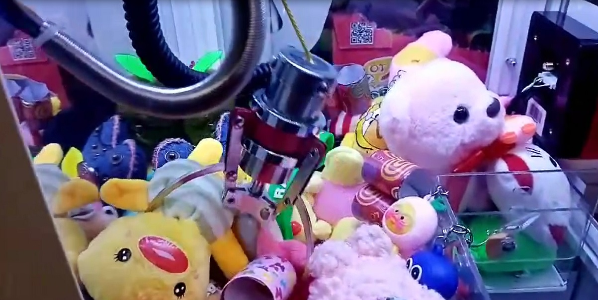 Хватайка / Аппарат с Игрушками / #78 / Охотимся на Уточку, Барашка, Свинку в Мини Хватайке.