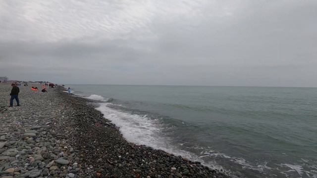 Прогулка по галечному пляжу Чёрного моря. Сириус (Адлер). 4К смотреть онлайн