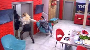 Дом-2: Потасовка между Сашей Узерцовой и Мариной Страховой