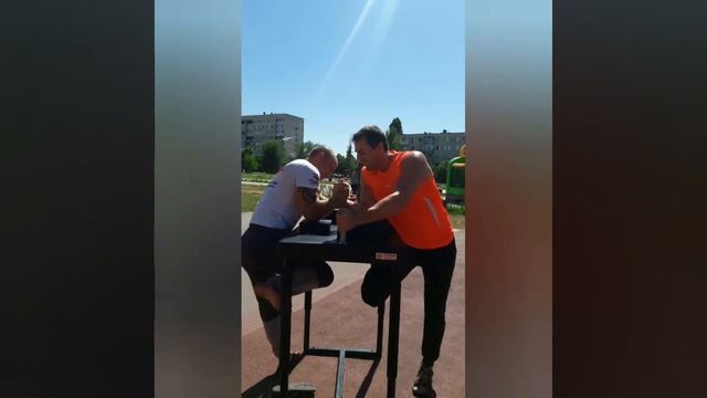 Армрестлинг на улице. Armwrestling on the street. смотреть онлайн