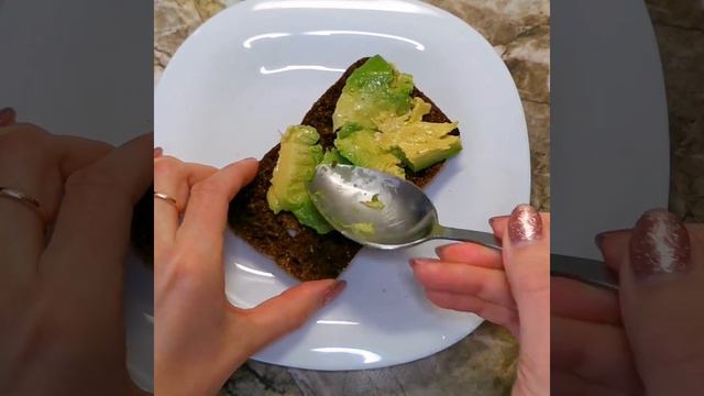 Идеальный завтрак, авокадо, яйцо, горбушка хлеба смотреть онлайн