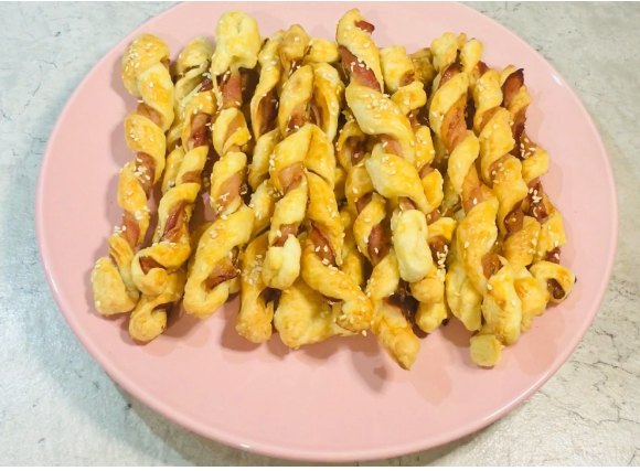Хрустящие спиральки из слоёного теста с беконом и кунжутом - вкусный перекус с копчёным ароматом
