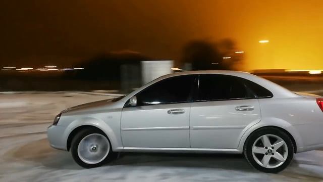 Выкатывает из дворов. Вид за 10к. Диски смотреть онлайн