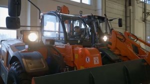 Побывали на заводе «АМКОДОР». Как производят погрузчики и снегоуборочную технику в Беларуси?