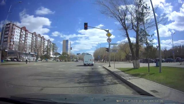 2019 05 02 Желтоксан-Абая, проезд на уверенно желтый свет, 995 TSA 01