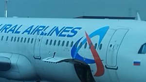 взлетает самолёт