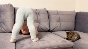 Милота - маленький ребёнок и маленький котёнок.