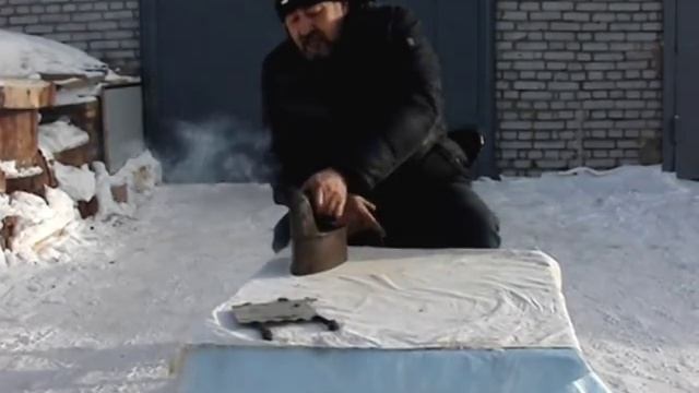 Утюг на углях с трубой. The iron on the coals with a chimney. смотреть онлайн