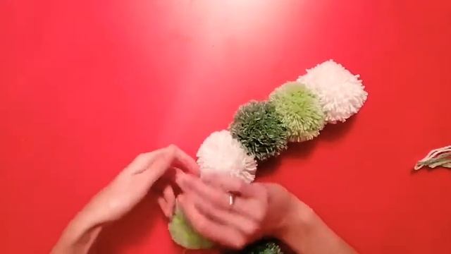 Гусеница из ниток.Игрушки из помпонов. Поделки своими руками из ниток (Пряжи) смотреть онлайн