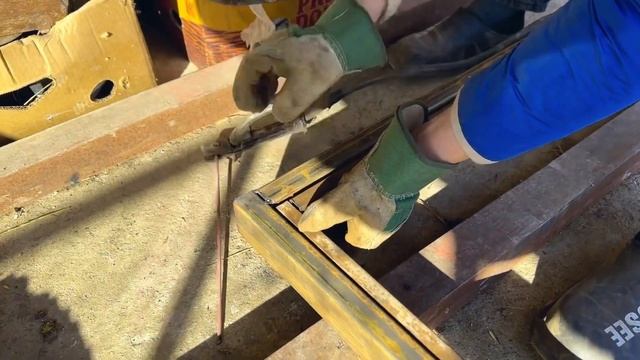 ДЕЛАЕМ ДВЕРИ СВОИМИ РУКАМИ! ИЗ СТАРОГО МАТЕРИАЛА ЗАВАЛЯВШЕГОСЯ ВО ДВОРЕ! #ДВЕРИ #ДЕЛАЙСАМ смотреть онлайн