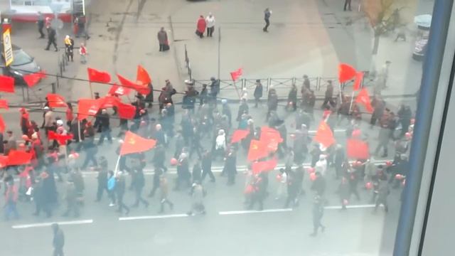 7 ноября Ленина подняли))))) смотреть онлайн
