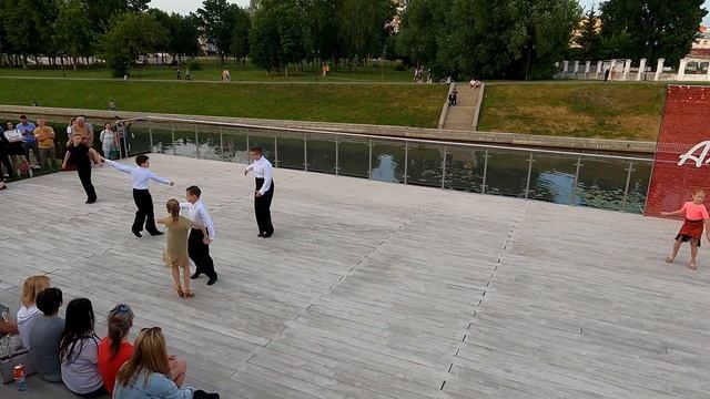 Танцевальный клуб Art Dance. Практика в детском парке. Спортивные бальные танцы. смотреть онлайн