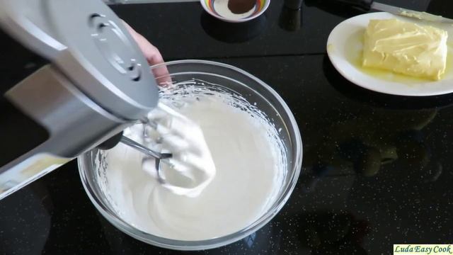 clip cách làm KEM BƠ Thụy sĩ Кофейный масляный крем Coffee buttercream frosting Luda Làm Bánh смотреть онлайн