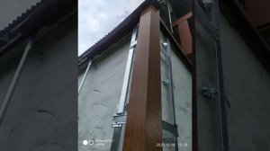 Обшивка металлическим сайдингом под бревно(золотой дуб,3D)дачного домика 5×6