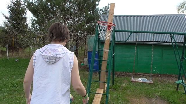 №351 Краска для дома / Много дел на даче / Пересаживаем сирень / Едем в Москву / Кошка дома ВЛОГ смотреть онлайн