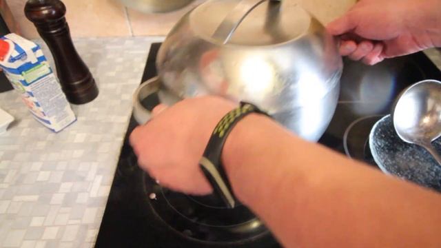 Видеорецепт «Рыбный суп из лосося со сливками: как быстро и легко приготовить сытный обед» смотреть онлайн