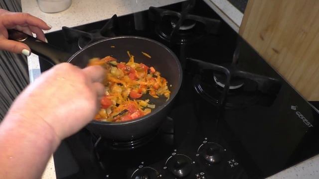 Вкуснейший летний суп. Готовится на раз-два. Съедается еще быстрее. смотреть онлайн
