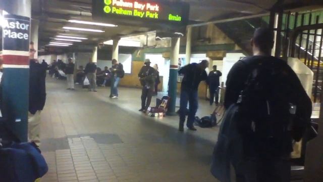 Музыкант и танцоры на Astor Place, New York смотреть онлайн