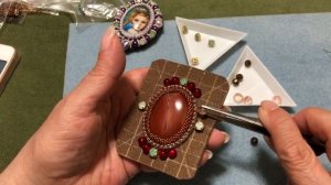 Как расшить брошь бусинами I Вышиваем брошь вместе часть 3