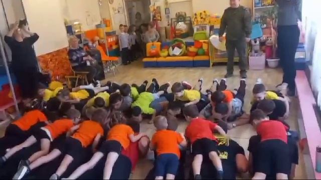 "Сильные, ловкие, смелые!" (соревнование дедов, отцов, братьев в честь 23 февраля) смотреть онлайн