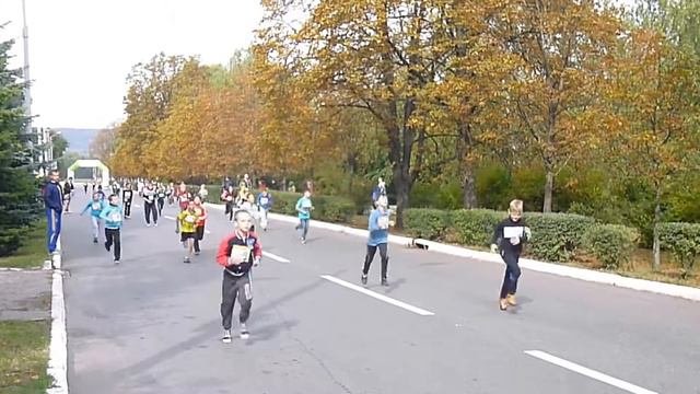 День города Краматорска (финиш участников забега на дистанции 550 м среди мальчиков 10 -13 лет) смотреть онлайн