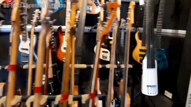 මගෙ අලුත්ම බේස් ගිටාරය | Buying a Bass Guitar in Melbourne | Bass Centre Melbourne смотреть онлайн