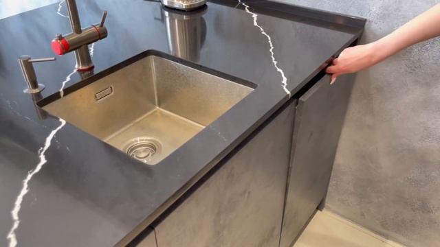 КУХНЯ С ОБЛОЖКИ без ручек с профилем Gola