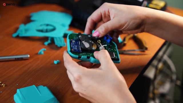 A space engineer has built her own 'retro' cell phone 📞 | SWNS смотреть онлайн