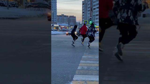 КАЗАНСКИЕ ТАНЦОРЫ?А КАК ВЫ ПЕРЕХОДИТЕ ДОРОГУ??? смотреть онлайн