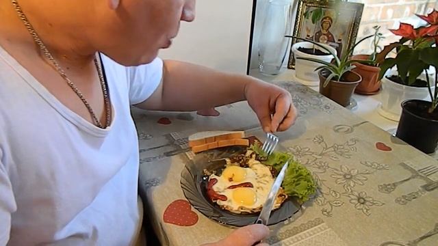 Яичница!!! Два вкусных способа от Шалыча)) смотреть онлайн