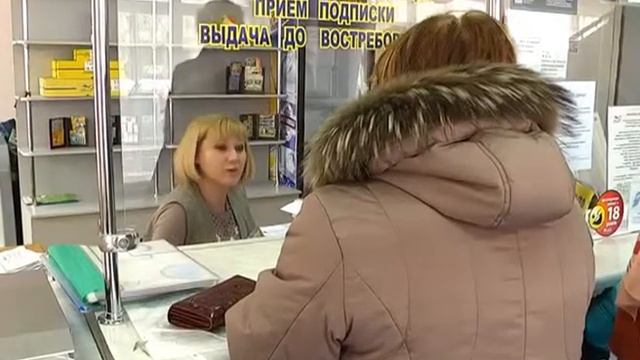 У почтовых отделений вновь длинные очереди. смотреть онлайн
