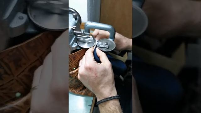 Так делаются тапочки в Греции. смотреть онлайн