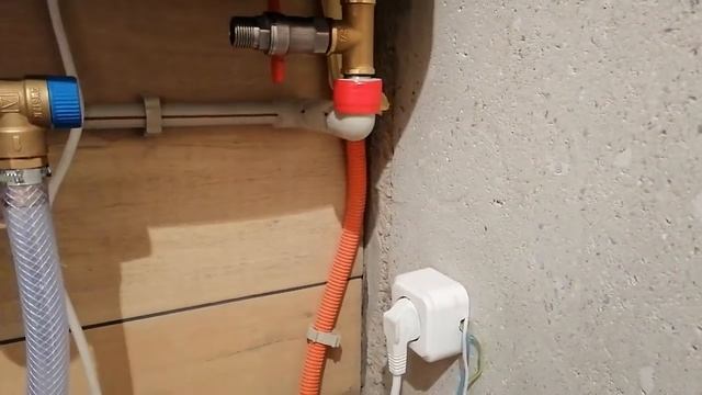 Установка и подключение бойлера. Предохранительный и обратный клапан. Быстрый слив воды из бойлера. смотреть онлайн