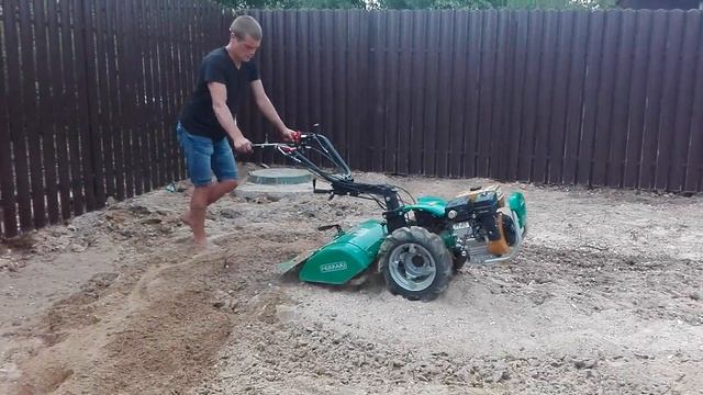Вспашка участка мотоблоком.