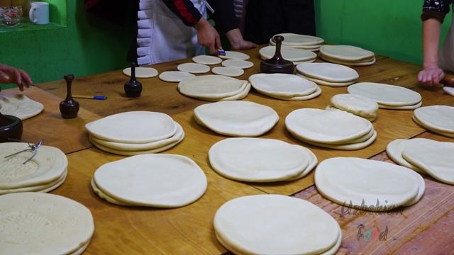 Пекарь Сидит Внутри Печи и Печет Хлеб | Узбекская Кухня @uzbekianfood смотреть онлайн
