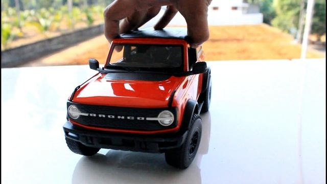 Ford Bronco Diecast Model | 1/18 | Maisto | Miniature Garages смотреть онлайн