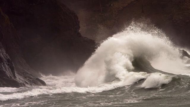 4K Mighty Waves of Cape Disappointment - Huge Crashing Ocean Waves in Slow Motion (with Music) - #3 смотреть онлайн