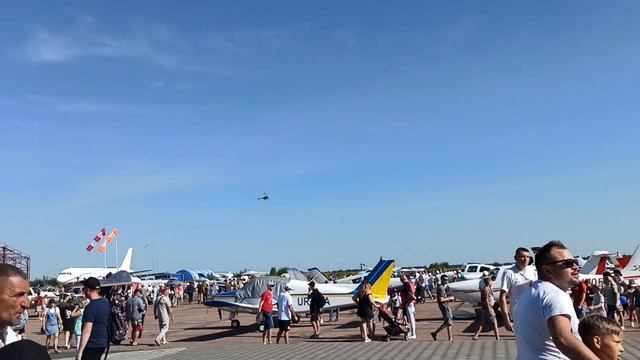 ?Пилот вертолета поприветствовал зрителей ? смотреть онлайн