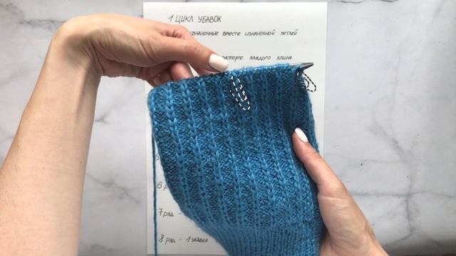 Шапка спицами с узором вытянутые лицевые. Убавки на шапке красиво. Knit a hat with long front loop. смотреть онлайн