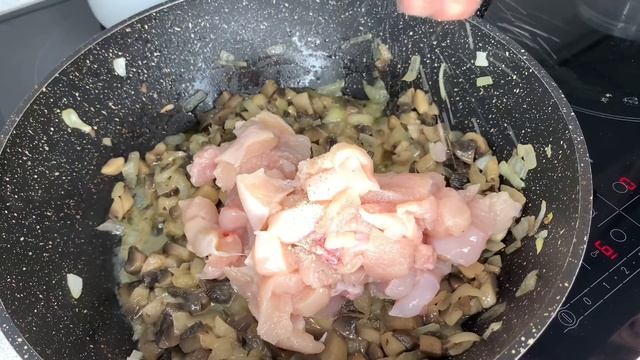 Жюльен с курицей и грибами. Очень вкусный жюльен в булочке. смотреть онлайн