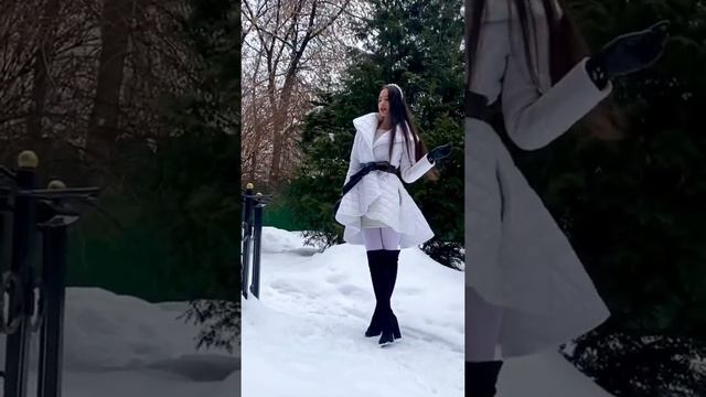 Белый пуховик, словно аккуратное платье! Зимний образ для нежной девушки ??♀️ смотреть онлайн