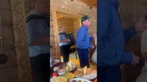 Очень красиво поёт под баян