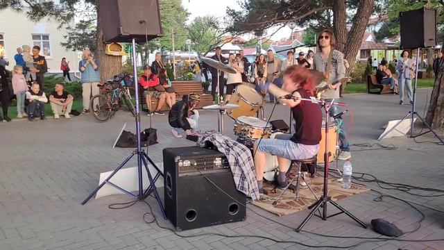 Барабанщик виртуоз собрал толпы народу на набережной Геленджика смотреть онлайн