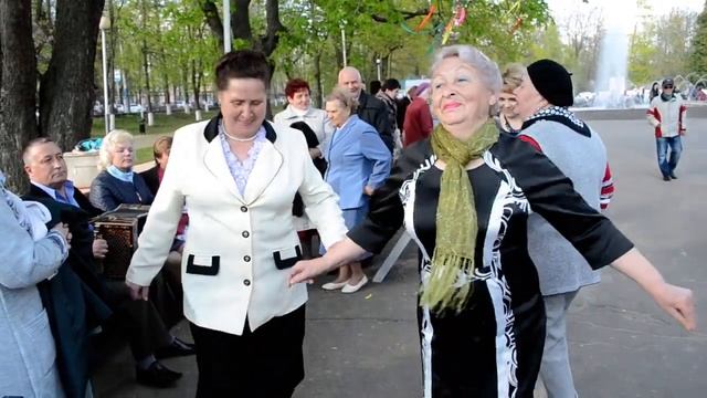Танцы в городском парке г.Орла. смотреть онлайн