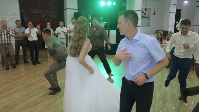 Улётные танцы с импровизацией на свадьбе смотреть онлайн