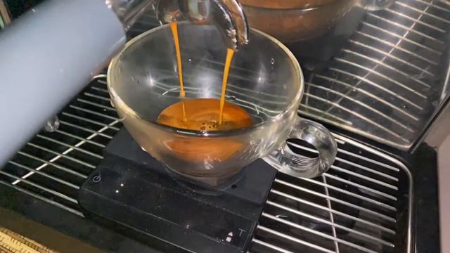 Brewing espresso with Oscar 2 machine paired with Eureka Atom 65 Specialty grinder. (SLOW MOTION) смотреть онлайн